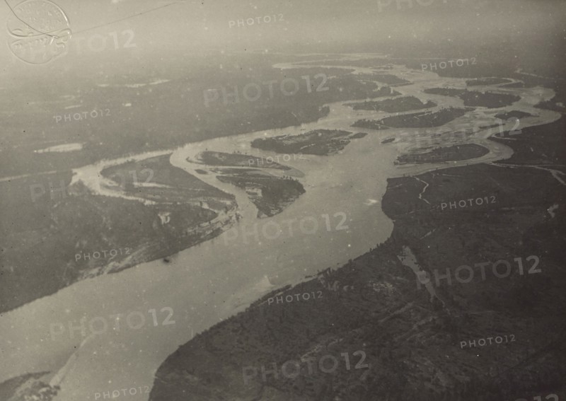 River; Fédèle Azari, Italian, 1895 - 1930, Milan, Italy; 1914 - 1929; Gelatin silver print; 11.6 x 12 cm, 4 9,16 x 4 3,4 in