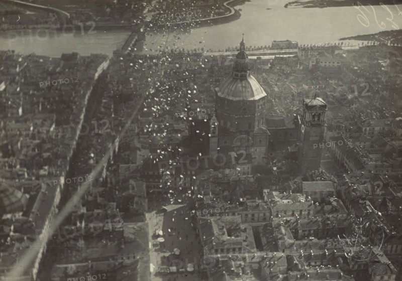 Propaganda Drop in Pavia, Italy; Fédèle Azari, Italian, 1895 - 1930, Milan, Italy; 1914 - 1919; Gelatin silver print