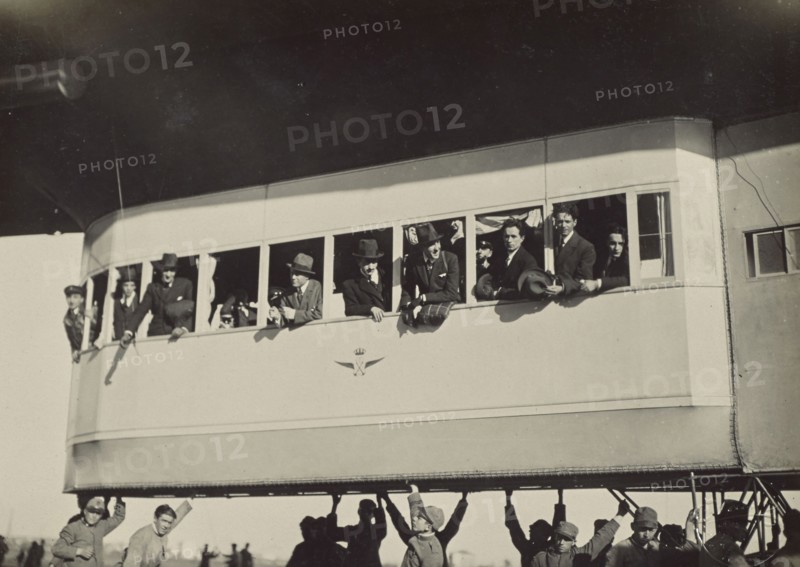 Blimp's gondola; Fédèle Azari, Italian, 1895 - 1930, Italy; 1914 - 1929; Gelatin silver print; 11.6 x 12 cm, 4 9,16 x 4 3,4 in