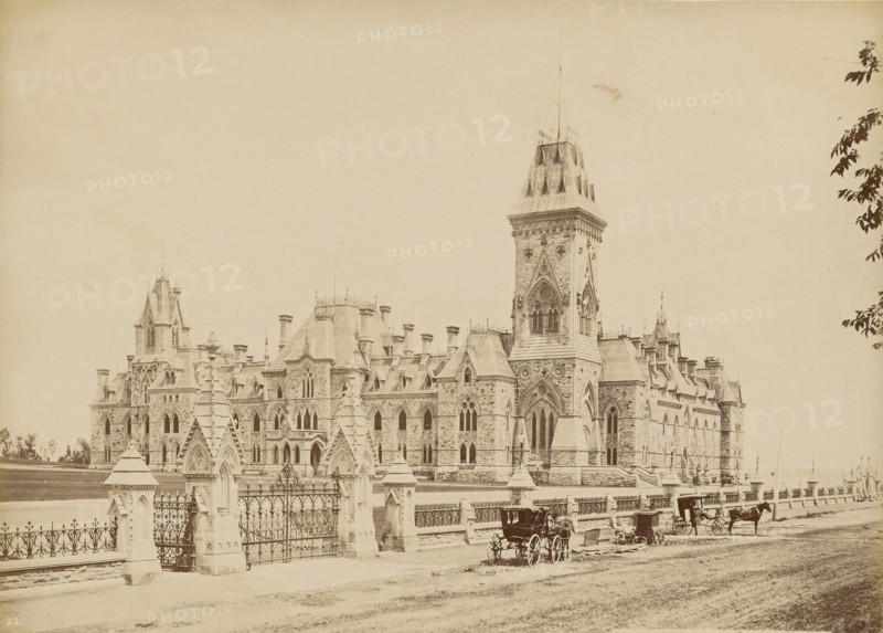 Ottawa, le palais du Parlement, bloc de l'est; Ottawa, Canada; 1860s - 1880s; Albumen silver print