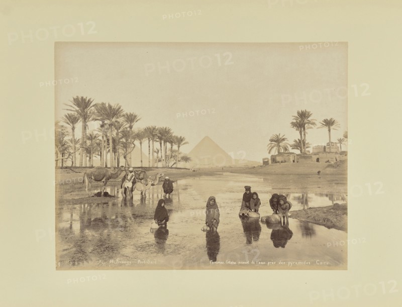 Femmes, Fellahs puisant de l'eau près des pyramides, Caire; Hippolyte Arnoux, French, active 1860s - 1880s, Port Said, Egypt