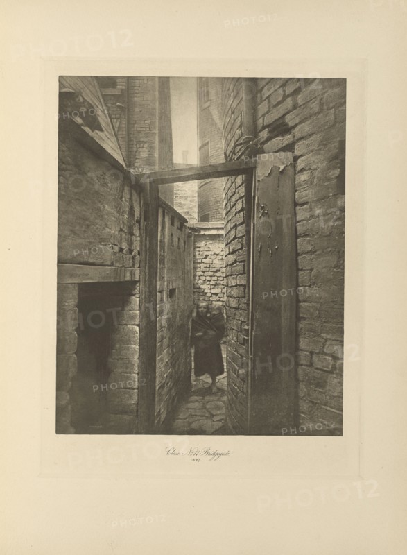 Close No. 11 Bridgegate; Thomas Annan, Scottish,1829 - 1887, Glasgow, Scotland; negative 1897; print 1900; Photogravure