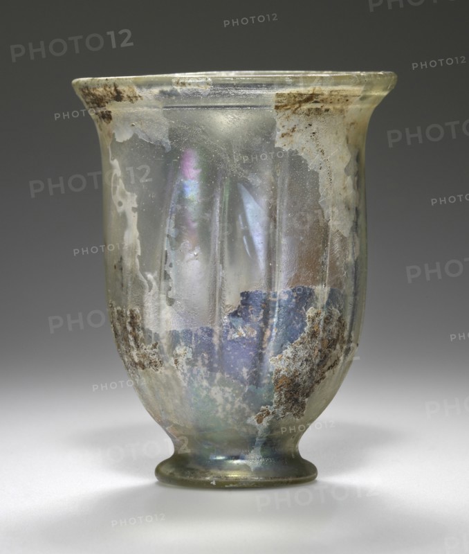 Beaker; Workshop in the Eastern Mediterranean, Eastern Mediterranean; 1st - 2nd century; Glass; 9.8 x 8.3 cm, 3 7,8 x 3 1,4 in