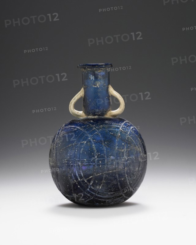 Two-handled Flask; Eastern Mediterranean; 3rd - 4th century; Glass; 9.5 x 6.9 cm, 3 3,4 x 2 11,16 in