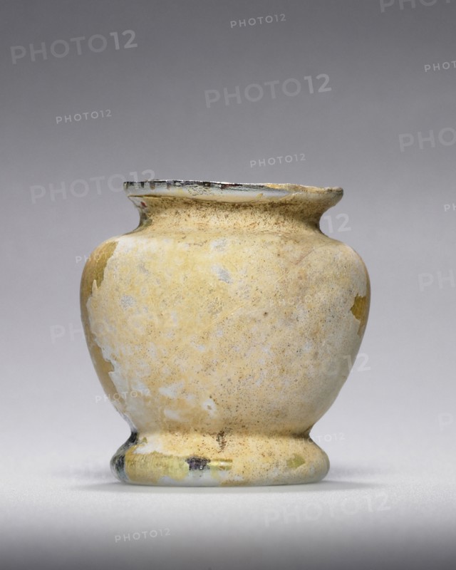 Iridescent green Miniature pot; Eastern Mediterranean; 1st - 2nd century; Glass; 3.8 x 3.5 cm, 1 1,2 x 1 3,8 in