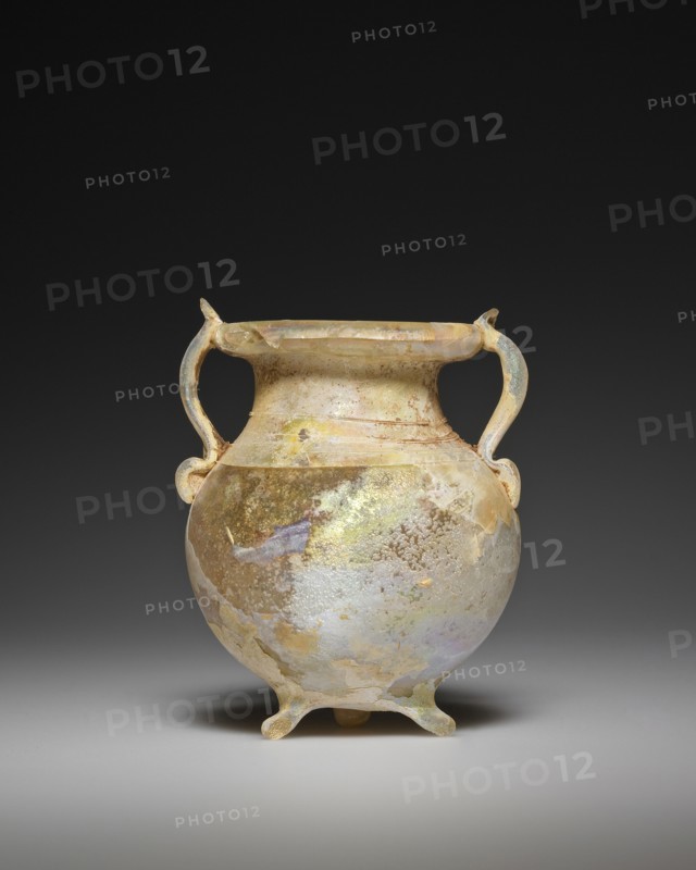 Jar with tripod foot; Eastern Mediterranean; 3rd century; Glass; 7 x 6 cm, 2 3,4 x 2 3,8 in