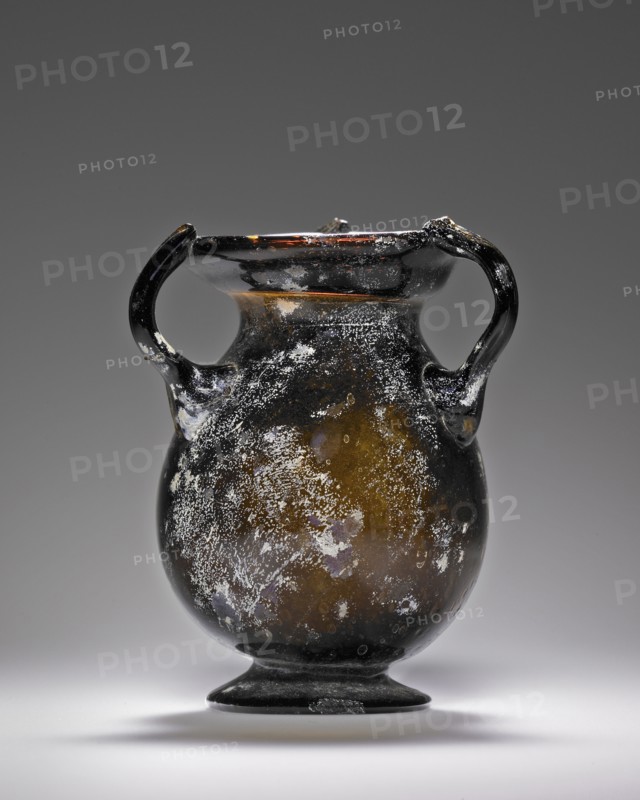 Jar; Eastern Mediterranean; 3rd - 4th century; Glass; 9 x 5.3 cm, 3 9,16 x 2 1,16 in