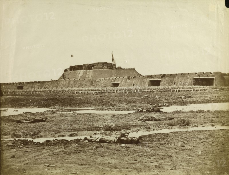 Rear of the North Fort after its capture, showing the Retreat of the Chinese Army; Felice Beato, 1832