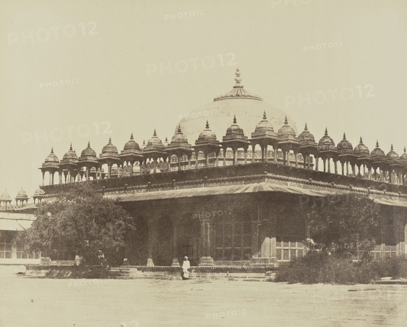 Futtehpour-Sicri, Tombeau dans la cour de la Grande Mosquée; Baron Alexis de La Grange, French, 1825 - 1917, India; negative