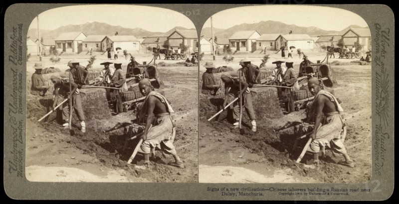 Manchuria, Signs of a new civilization, chinese laborers building a Russian road near Dalny, Manchuria, Underwood and Underwood
