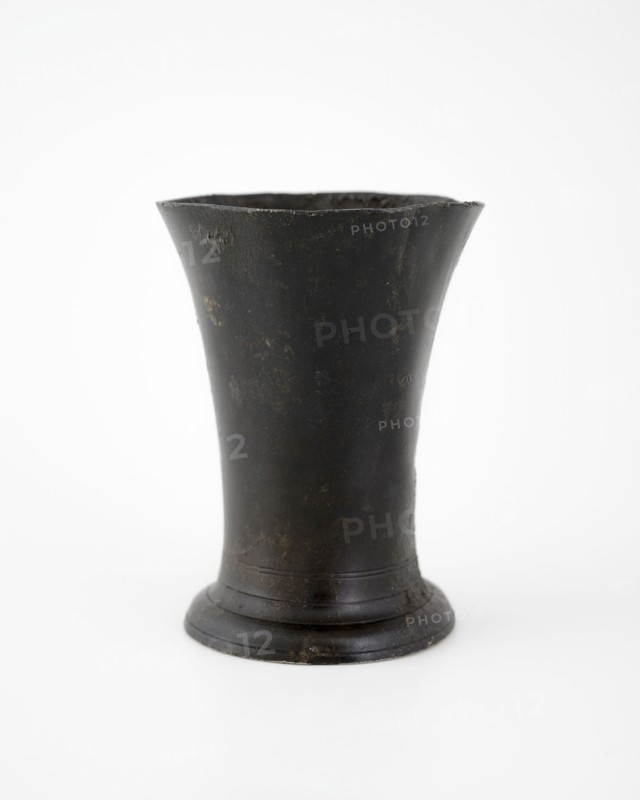 Tin cup, cup drinking utensils tableware holder soil find tin, cast Hollow arched foot cup-shaped chalice Concentric circles at