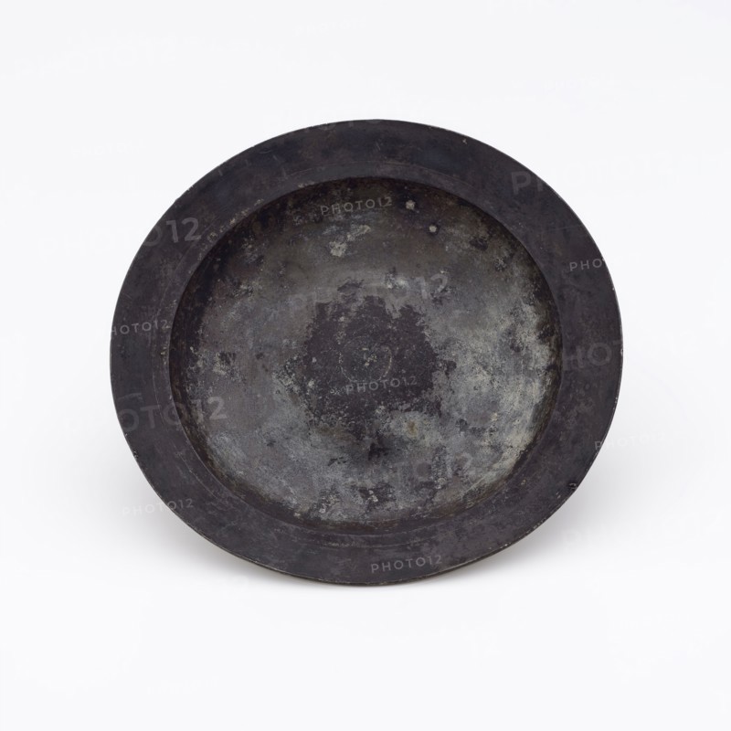 Tin plate, plate crockery holder tin, cast Deep plate middle arched reinforced bottom edge profile at bottom. Concentric circles
