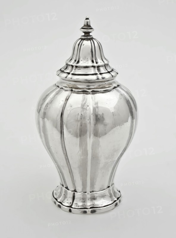 Silver tea caddy with lid, tea caddy holder silver, driven cast Baluster-shaped body ending in spread out foot, bell-shaped lid
