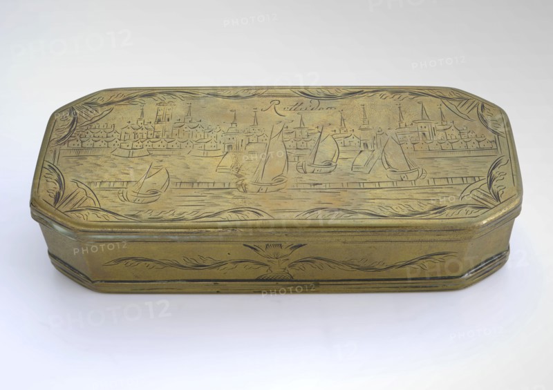 Copper tobacco box with face on Rotterdam, on the underside the Rotterdam weapon, tobacco box holder metal copper, cast engraved