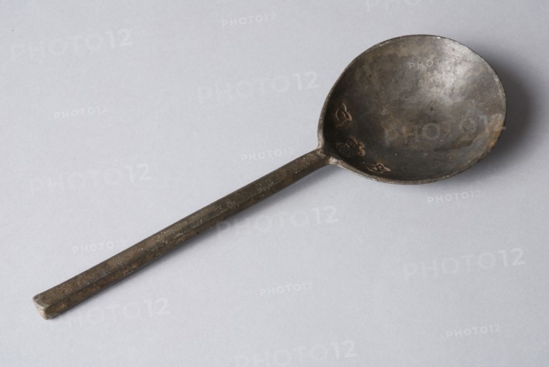Tin spoon, almost round scoop blade, rose mark and initials C, spoon cutlery soil find tin metal, cast Figs-shaped bowl small