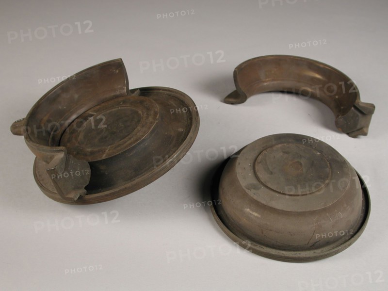 Four-piece bronze mold for collar of chamber pot with initials DIM, cast molding tools tool base metal bronze, cast turned