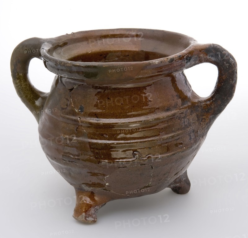 Pottery grape on three legs, two sausages, three ribs on the shoulder, grape cooking pot tableware holder kitchenware