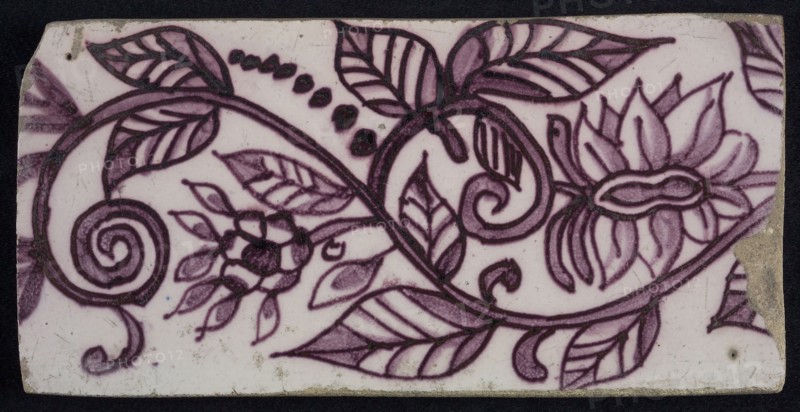 Border tile with serpentine decor, curled tendrils with leaves and flowers, manganese decor on white ground, edge tile wall tile