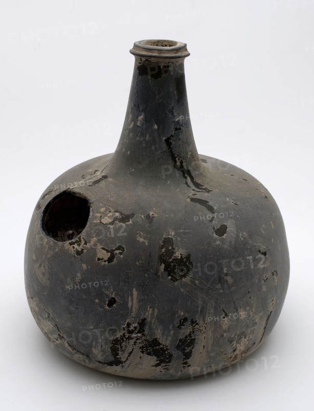 Large bottle-shaped bottle, bottle holder bottomfound glass, neck with imposed all-round convex glass thread and flattened lip