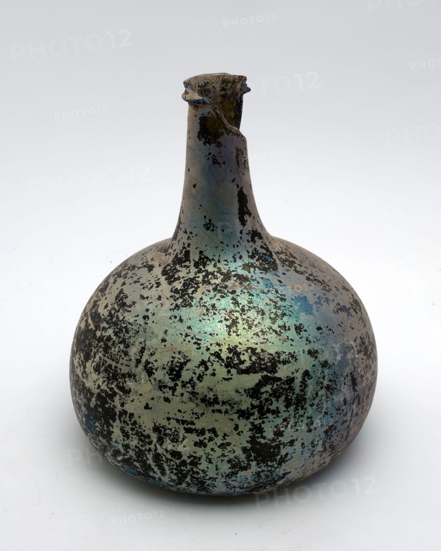 Bulbous bottle, wine bottle bottle holder bottomfound glass, free blown and shaped glass application Bulky bottle in clear green