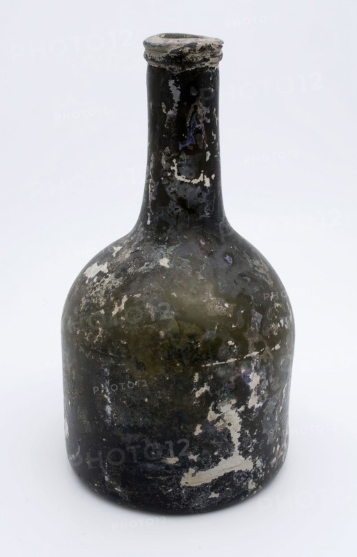 Cylindrical (wine) bottle, clock model, bottle holder soil found glass, free blown and molded in mold blown glass application
