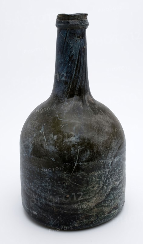 Cylindrical wine bottle, clock model, wine bottle bottle holder soil find glass, free blown and shaped in blown glass