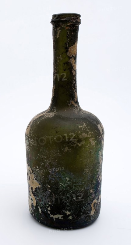 Cylindrical bottle, bottle holder bottomfound glass, free blown and shaped glass application Cylindrical bottle in clear green