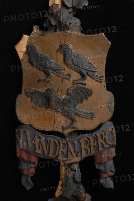 Carved wooden ornament with four crowned coats of arms, coat of arms information form wood carving sculpture sculpture wood