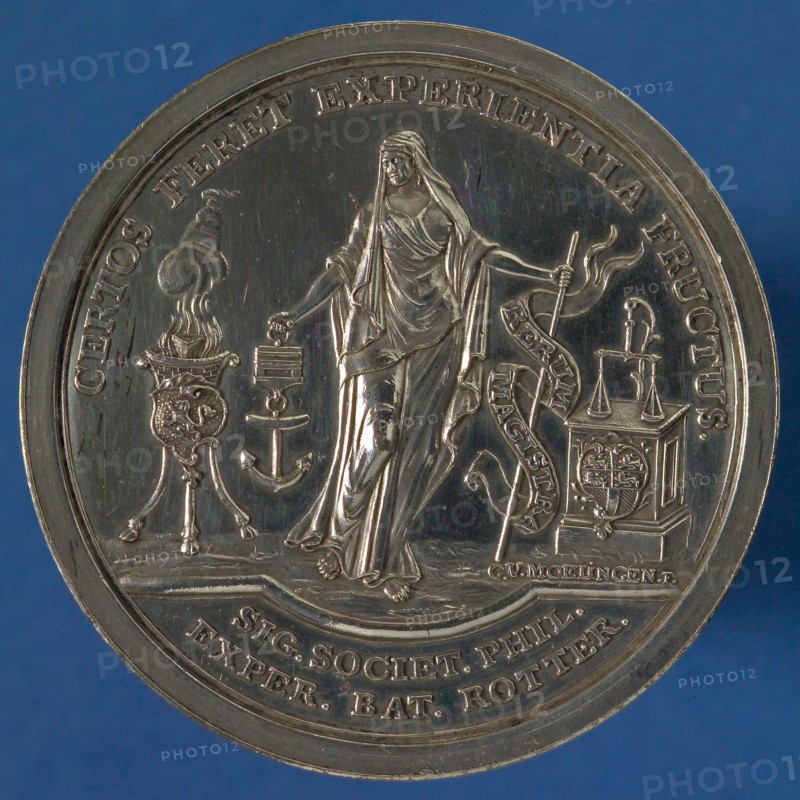 Price medal of the Batavian Society, first beaten in 1770, prize medal medal silver, Standing female figure in the right hand