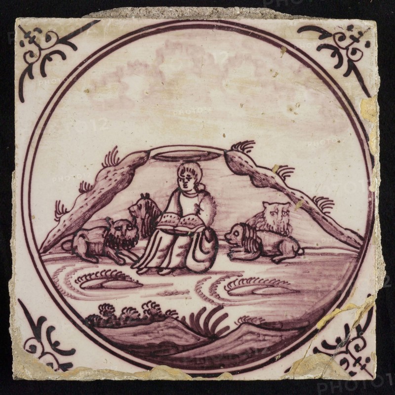 Scene tile, Daniel in the lion's den, corner motif ox's head, wall tile tile sculpture ceramic earthenware glaze, baked 2x