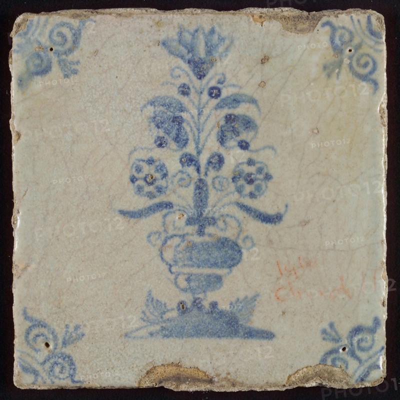 Tile, flower pot in blue on white, corner motif oxen head, wall tile tile footage earth discovery ceramics pottery glaze, baked