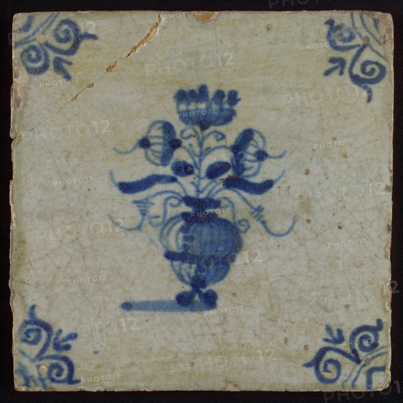 Tile, flowerpot in blue on white, corner motif oxenkop, glued corner fracture, wall tile tile sculpture ceramic earthenware