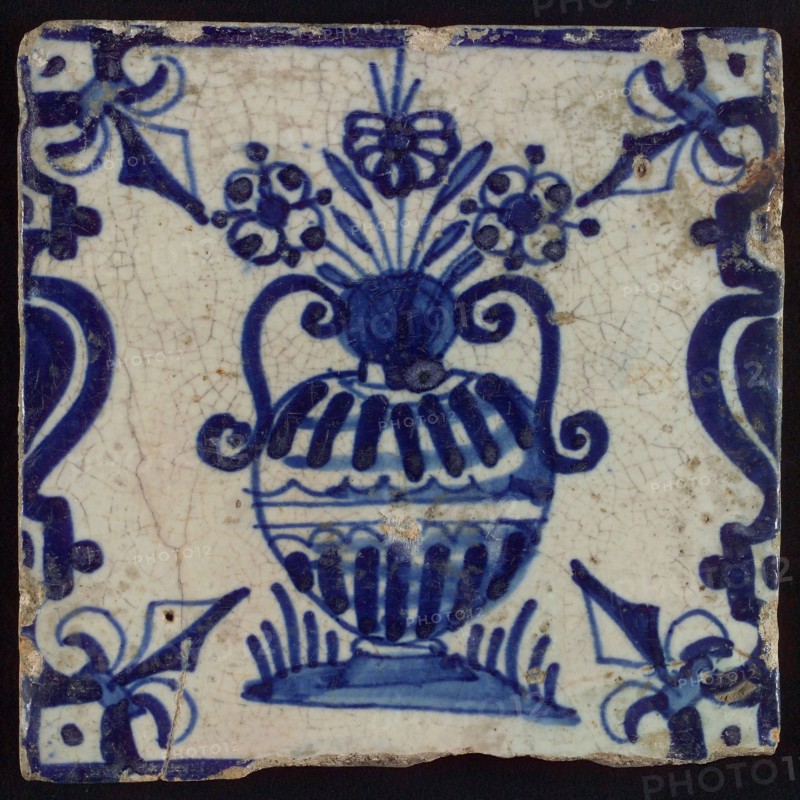 Flowerpot flowerpot, flowerpot between balusters in blue on white, corner pattern french lily, wall tile tile sculpture ceramics