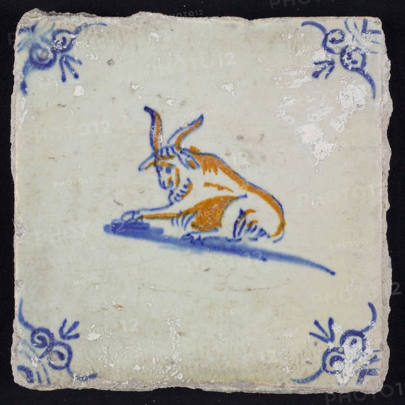 Animal tile, lying bovine to the left, in blue and brown on white, corner motif oxen head, wall tile tile sculpture ceramic