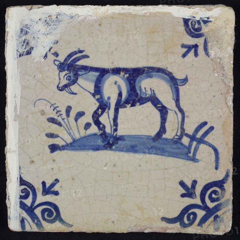 Animal tile, go to the left on the ground, in blue on white, corner motif large ox's head, wall tile tile sculpture ceramics
