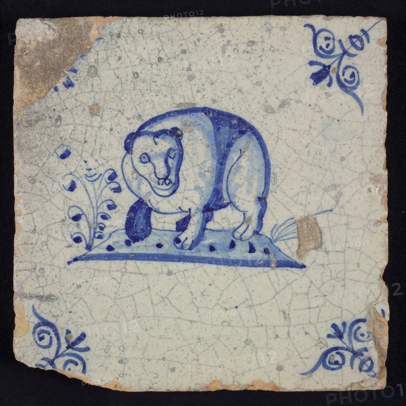 Animal tile, bear to the left on plot in blue on white, corner patterned ox-head, wall tile tile sculpture ceramic earthenware