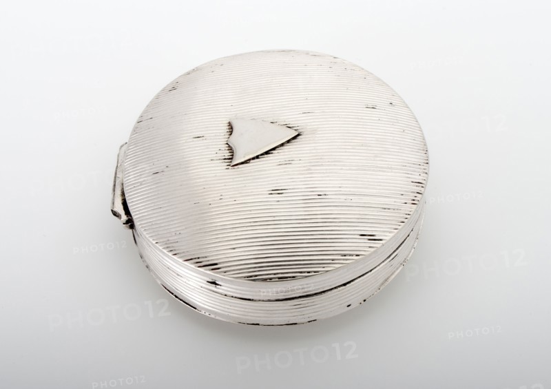 J.P. Sperna Weiland, Silver round peppermint box, peppermint box box holder silver, running lion
