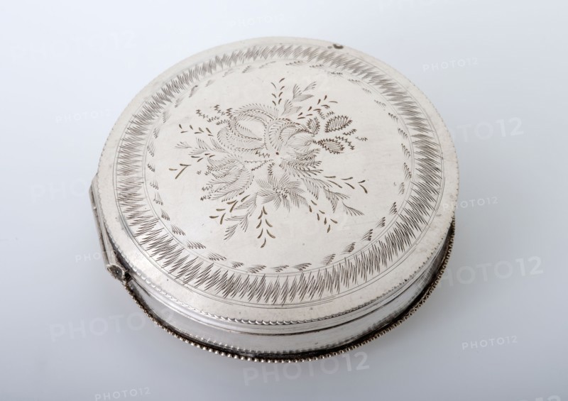 J. van Geelen Czn. (?), Round silver peppermint box, peppermint box pillbox box holder silver, Silver peppermint box made in