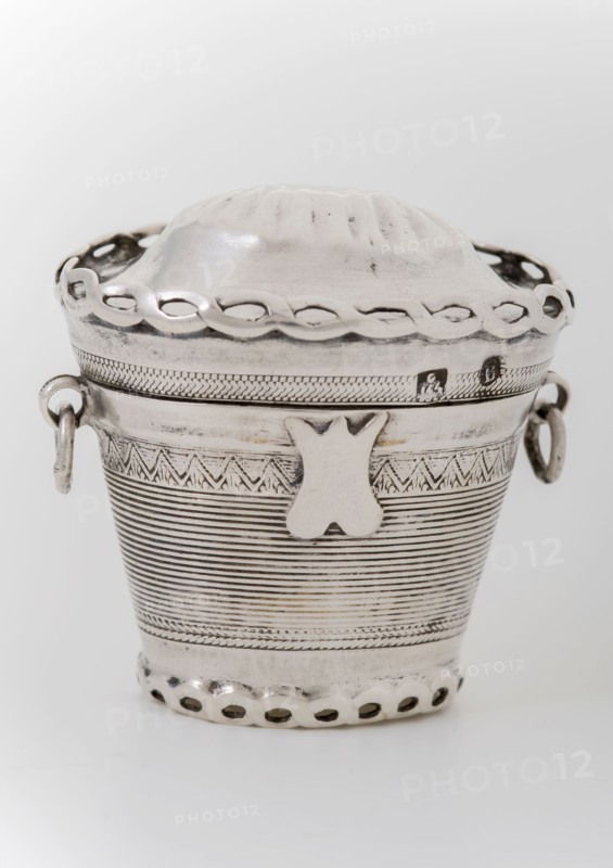 Silversmith: D.H. Greup, Silver lodger's box, loddereindoos box holder silver, stamped Foot box lid two eyes two rings truncated