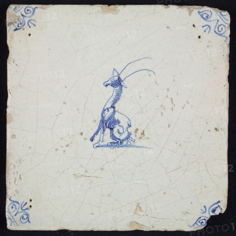 Animal tile, sitting giraffe to the left, in blue on white, corner motif ox's head, wall tile tile sculpture ceramic earthenware