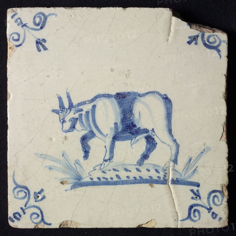 Animal tile, running ox to the left on plot, in blue on white, corner patterned ox head, wall tile tile sculpture ceramic