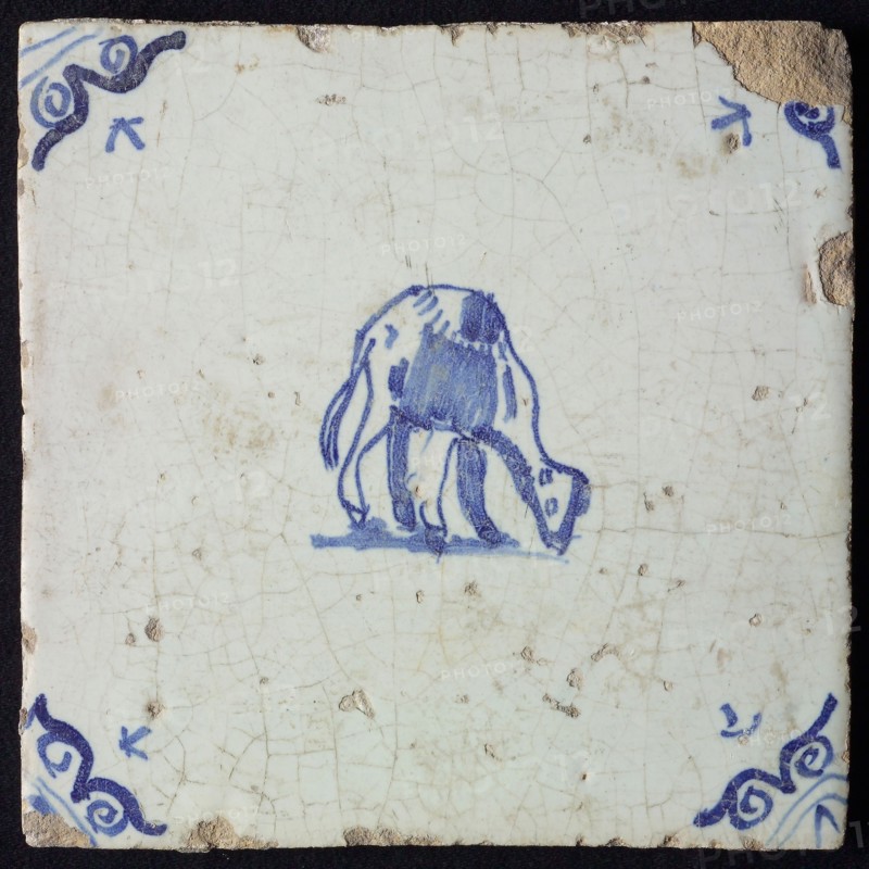 Animal tile, standing dromedary with head down to the right, in blue on white, corner pattern ox head, wall tile tile sculpture
