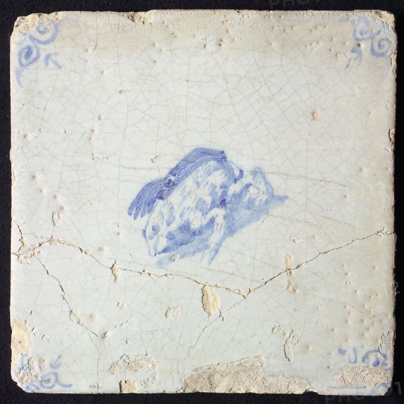 Animal tile, crawling frog to the left, seen from above, in blue on white, corner motif oxen head, wall tile tile sculpture