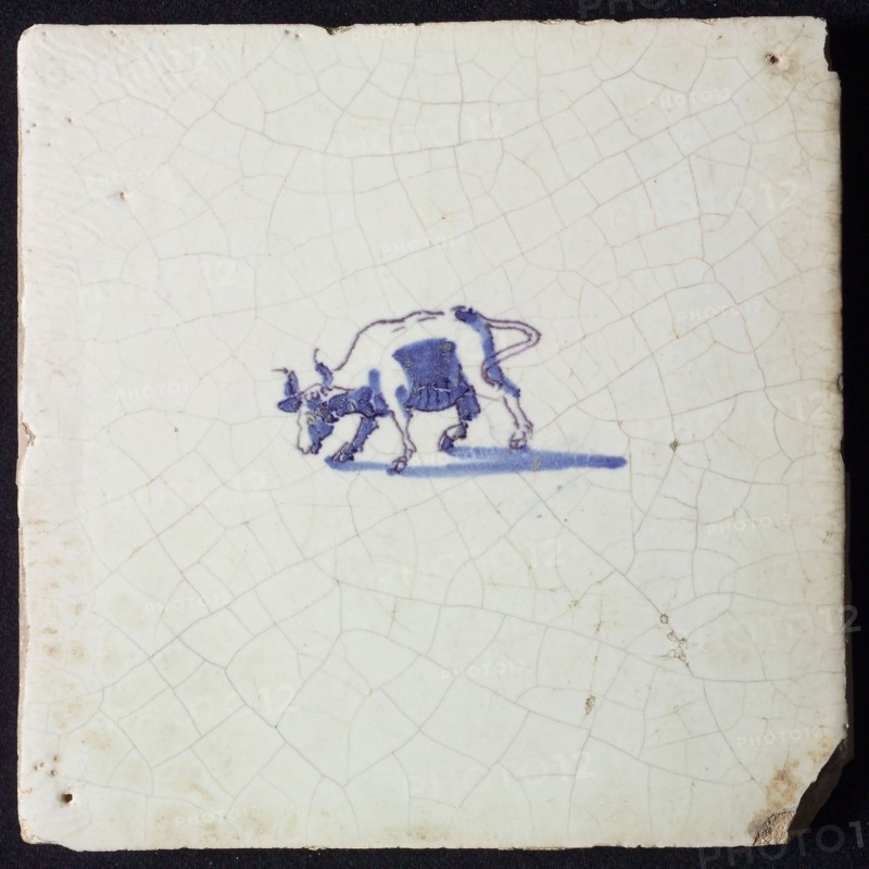 Animal tile, grazing ox to the left, in blue on white, without corner motif, wall tile tile sculpture ceramic earthenware glaze