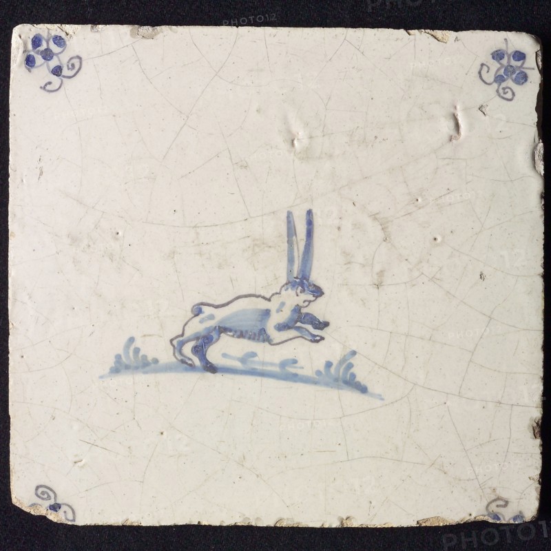 Animal tile, jumping hare to the right, in blue on white, corner motif spider, wall tile tile sculpture ceramic earthenware