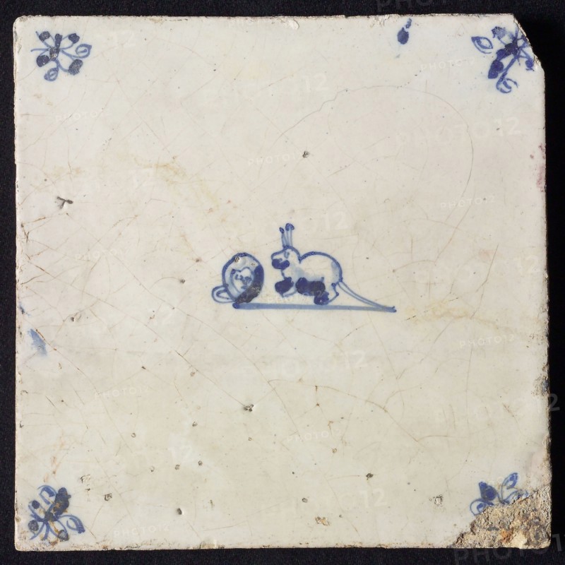 Animal tile, jumping hare to the left and sitting hare seen from the front, in blue on white, corner pattern spider, wall tile