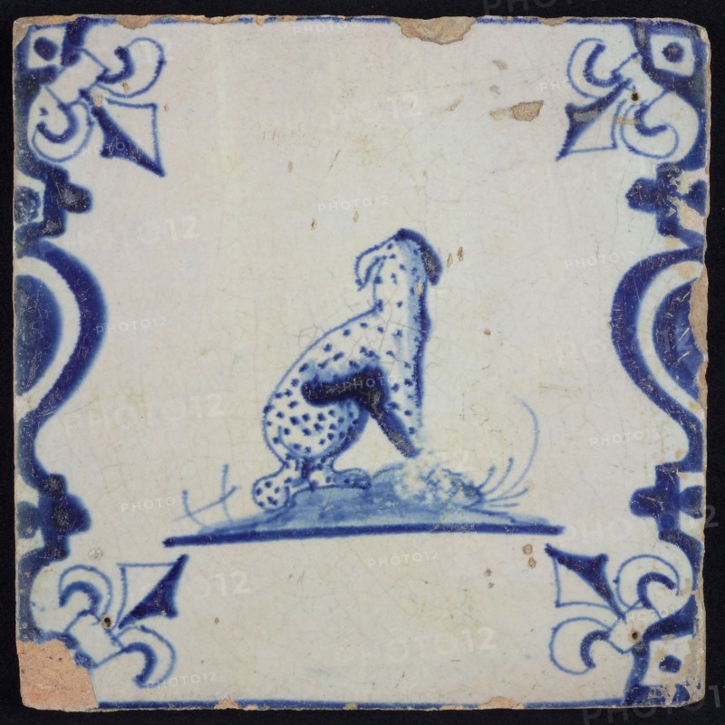 Animal tile, sitting panther with averted head to the right on ground between balusters, in blue on white corner pattern french
