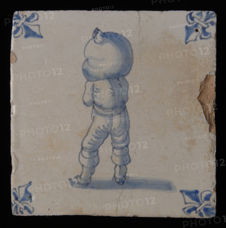 Profession tile, blue with bag carrier, man with bag high on the shoulder, corner pattern lily, wall tile tile sculpture