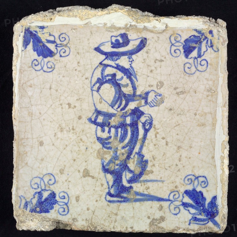 Figure tile, blue with standing nobleman with shovel, corner motif, vane leaf, wall tile tile sculpture ceramic earthenware