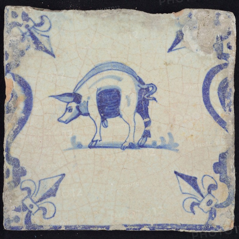 Animal tile, standing pig to the left on plot between balusters, in blue on white, corner pattern French lily, wall tile
